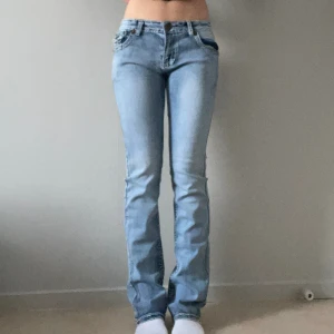 Jeans  - Ljusblåa jeans köpa second hand. Bra skick. Säljer pågrund utav att dem är så pass stretchiga att dem blir för drottning midjan. Dem känns inte som jeans. Pågrund utav det stretchiga så vet jag inte riktigt exakt strl. Skriv för bilder eller frågor. 