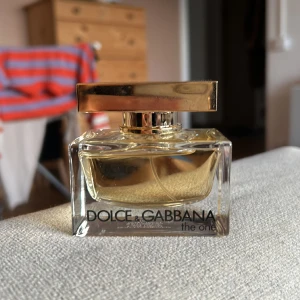 Dolce & Gabbana parfym - Dolce & Gabbana the one parfym i 50 ml. Inte använd, bara testad. Beställde hem den för ungefär ett år sedan utan att dofta på den innan. Den föll mig inte riktigt i smaken och har bara tagit upp plats hemma utan användning. 