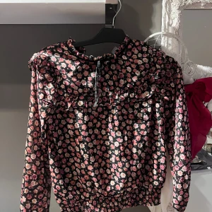 Blus - Fin blommig blus från h&m. Storlek S