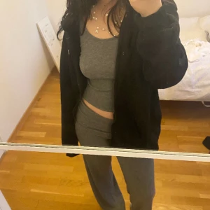 Kofta - Oversized svart basic kofta! I okej skick, är lite nopprig men syns ej eftersom den är svart. Skriv om ni har frågor💞