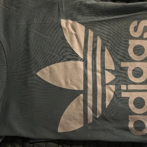 Adidas - Felfri, använd ca 2ggr,säljs för 50kr. Allt är billigt då jag flyttstädar, kan fixa paketpris🥰