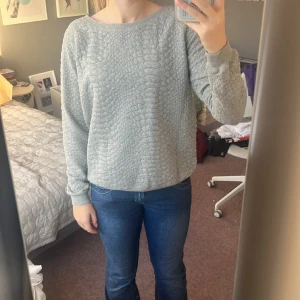 Grå tröja - Grå tröja från Sofie Schnoor i storlek M men passar även mindre❤️Skriv om ni har fler frågor😊