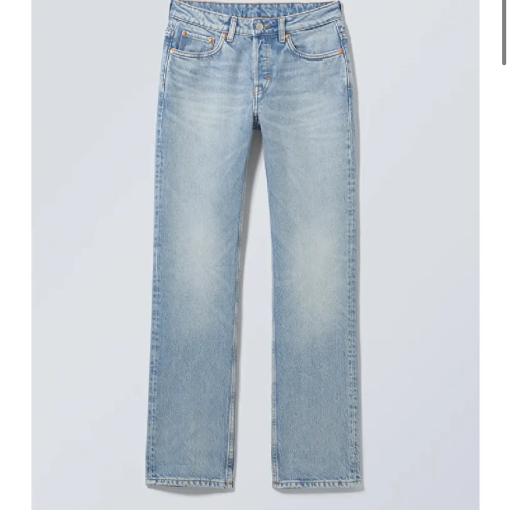 Har 2st sånna jeans i storlek 26/32 & 26/34 De som är kortare i benen är lite ljusare, kan skicka bilder om du är intresserad💕😋. Jeans & Byxor.