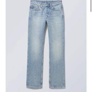 Har 2st sånna jeans i storlek 26/32 & 26/34 De som är kortare i benen är lite ljusare, kan skicka bilder om du är intresserad💕😋