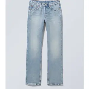 Har 2st sånna jeans i storlek 26/32 & 26/34 De som är kortare i benen är lite ljusare, kan skicka bilder om du är intresserad💕😋