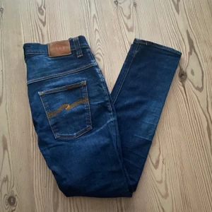 Nudie jeans - Tja! Säljer dessa fresha Nudie jeans, utomordentligt kvalitet i skönt materiel.storlek 32w-32L, model taped ted Tyvär har dom en skadda som ni ser på bildern, därme priset. Men däremot går dom å få laggade på Nudie repair grattis. 