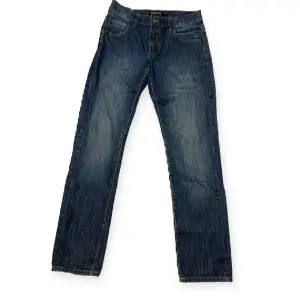 Midrise straight leg jeans från märket Detroit. Herrbyxor men fungerar även till dam, för en lite coolare stil.
