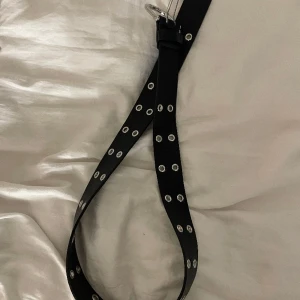 Bälte - Svart bälte med silver detaljer, väldigt bra skick! Använd gärna köp nu💘🛍️💝