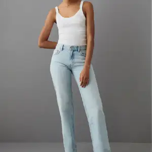 Ett par ljusblåa jeans från Gina som har används ett fåtal gånger. Säljs för att de inte passar och där av har jag lånat en bild istället. Storlek 34