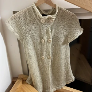 Söt stickad tröja - Kortärmad stickad tröja från vero moda. Väl använd så okej skick! (lite nopprig här o där) om den inte är markerad såld finns den kvar!!