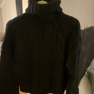 Stickad tröja  - Jättefin tröja i utmärkt skick då den aldrig är använd! Lappen sitter kvar. Nypris 399! Säljer för 200kr!💞💘 