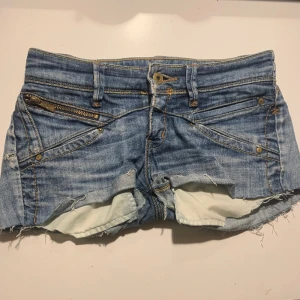 Levis shorts  - Levis jeans som jag klippte till shorts, dom är dock rätt korta men inget som stört mig så mycket. Säljare då dom inte kommer till användning längre! 