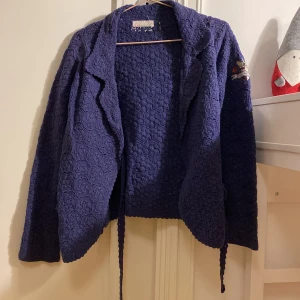 Odd Molly kofta - Virkad omlottkofta från odd Molly. Mycket fin men lite tvättpulvernas i färgen. Använd gärna köp nu om du inte har några frågor!