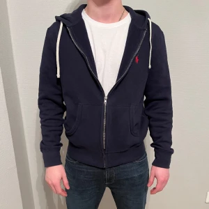 Ralph Lauren zip hoodie - Köpte den i höstas och har använt den ett fåtal gånger, säljer den pga att modellen är lite kort för mig (jag är 176 cm och väger 74 kg). Skick 9,5/10 Kontakta mig i pm vid frågor.