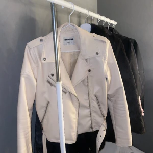 Skinnjacka - Säljer min vita/beiga skinnjacka! Köpt på veromoda. Endast använd fåtal gånger förra sommaren och den är i blra skick! 