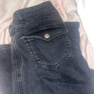 Ett par mörkgrå bootcut jeans från lager 157 i storlek S med annorlunda fickor bak. Går ner till hälen på mig som är 164cm lång! Endast andvända 2 gånger då jag inte tycker jag passar i modellen. Också lågmidjade.