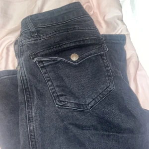 Jeans - Ett par mörkgrå bootcut jeans från lager 157 i storlek S med annorlunda fickor bak. Går ner till hälen på mig som är 164cm lång! Endast andvända 2 gånger då jag inte tycker jag passar i modellen. Också lågmidjade.