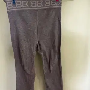 Plagg: Träningstights / träningsleggings / träningsbyxor.  Märke: BetterBodies Färg: Grå Storlek: M Skick: Mycket bra, använda ett fåtal gånger Material: 48% polyamid, 40% polyester, 12% elastan Tvättråd: 40°   Hund finns i hemmet.