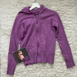 Fin stickad zip hoddie  - •säljer denna fina lila rosa stickade tröjan för att den är för liten  •fint skick  •köpt från vinted   