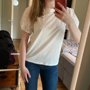 Vit tröja - En vit tröja utan defekter. Nypris 1000 mitt pris 450. Storleken passar mig som är S. Skriv för mer info privat❤️😊