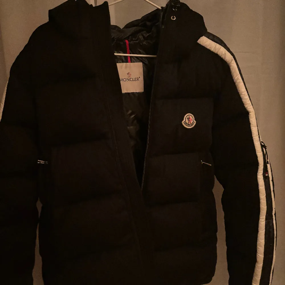 Säljer min Moncler Jacka, köpt december 2022 på NK för 16 000kr. Kvitto och samtliga taggar på jackan finns kvar. I nyskick då den knappt är använd.. Jackor.