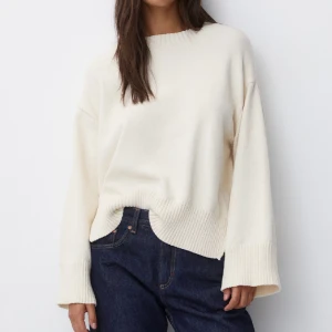 Slutsåld Pull&Bear Stickad tröja - Jag säljer denna slutsålda otroligt fina och mjuka stickade tröjan från Pull&Bear då jag fick två stycken likadana i Julklapp. Aldrig använd eller provad, helt ny! Säljs för orginal pris. Skriv för mer info💕