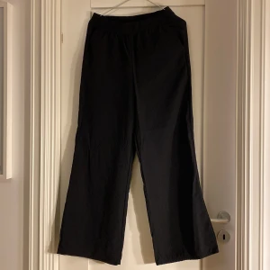 Indiska kostymbyxor med resår i midjan - Fina kostymbyx liknade byxor från indiska med resår i midjan. Fejkfickor där back men har riktiga framtill. Använd gärna köp nu om du inte har några frågor!