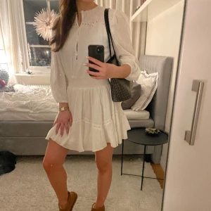 Oanvänd klänning från Zara! - Denna snygga oanvända klänning är i storlek S och kommer från Zara. Sommarklänningen säljs på grund av att jag aldrig haft tillfälle att bära den. Klänningen har ett vackert broderi samt fint material.