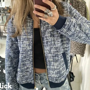 Jacka - Säljer denna supersnygga jackan i nyskick! Lånade bilder💕