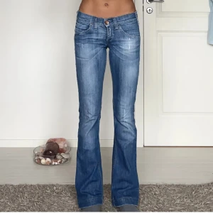 Bootcut jeans  - Kollar intresset på dessa så snygga bootcut jeans som inte kommer till användning. Superfint skick!💕midjemått rakt över: 36cm och innerbenslängden: 81cm