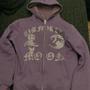 Rhinestone hoodie - Jätte bra skick, änvänd 3 gånger.  Säljer eftersom det inte riktigt är min stil (Alla stenar sitter kvar) om ni har frågor är det bara att dm:a mig!!!