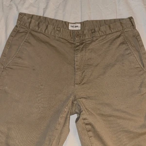 Chinos  - Ett par beiga Chinos i storlek W33 och L32