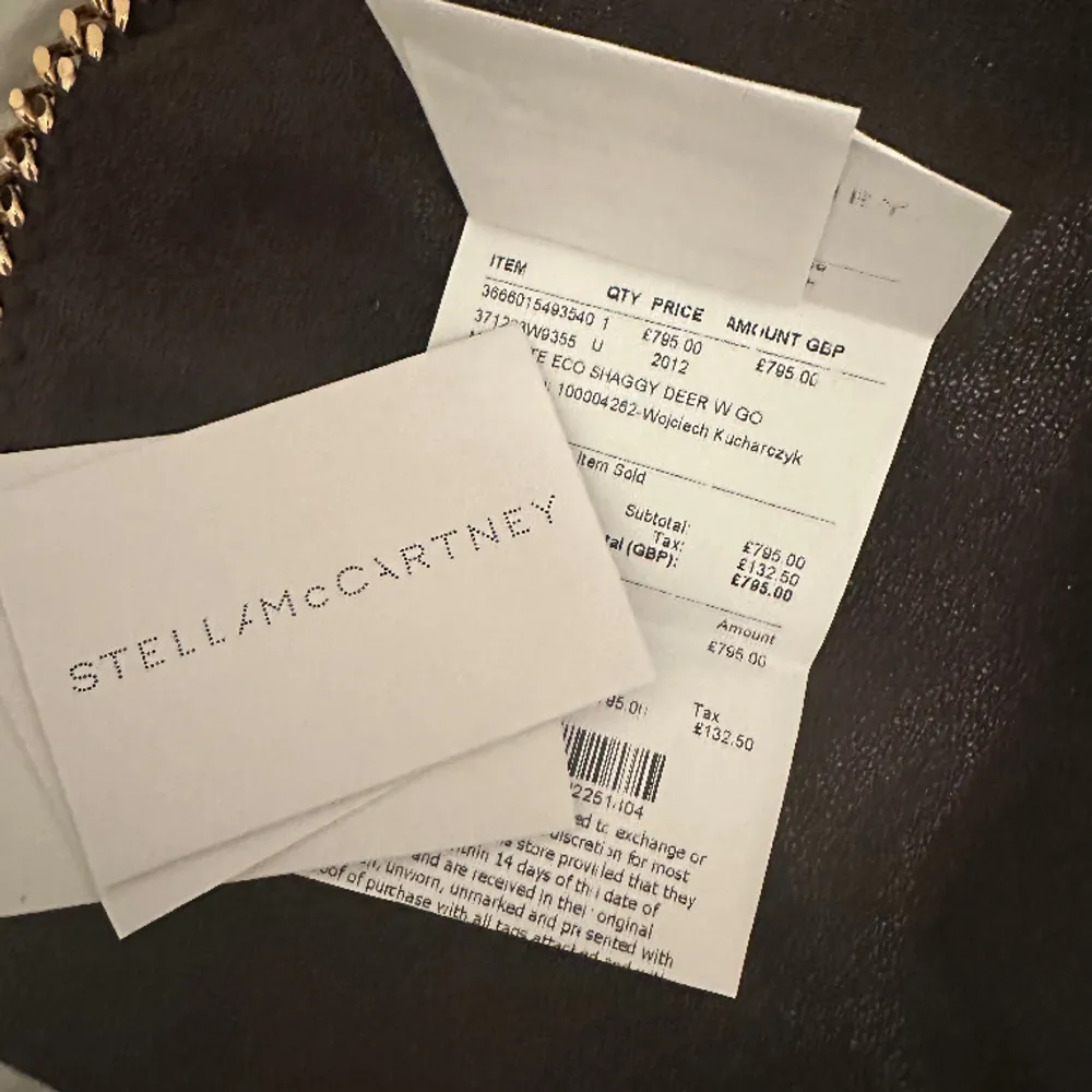 Funderar på att sälja min väska från Stella McCartney som jag köpte i London hösten 2022! Kostade 795 pund vilket motsvarar över 10 000kr! ❤️. Accessoarer.