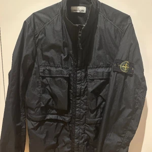 Stone Island Jacka Herr - Stone Island MEMBRANA 3L TC.  Storlek: M/L. Pris: 3,699kr. (Ord. Pris 4 799kr) Skick: 9/10 nästintill oanvänd. 