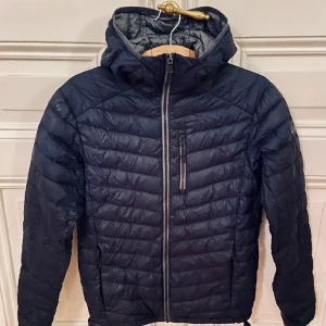 Dunjacka McKinley stlk XS - Mycket användbar dunjacka från McKinley. Funkar både som vardags- och skidjacka. Idealisk för både mild och kall vinter, sport och fritid. Färg: mörkblå Stlk: XS. Pris i butik 999 SEK.  Pris 250. 