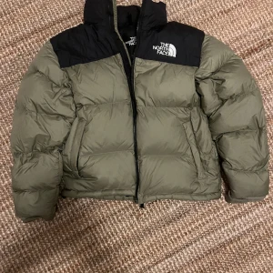 The north face puffer jacket  - Bra skick och använd under en vinter