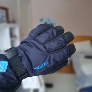 Hestra skidvantar - Säljer dessa vantar i nytt skick från Hestra. Använda 1-3 gånger värmer jätte bra. Orginalptis 600kr men säljer billigt eftersom vill få de sålda!