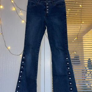 Miss Sixty jeans  - As coola jeans från märket miss sixty, knapparna där nere går att knäppa upp också😏