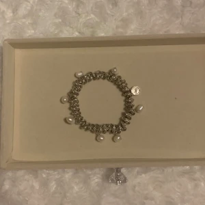 ARMBAND SNÖ OF SWEDEN - Super sött armband från snö of sweden! Fri frakt om du köper innan den 7 januari!🤩🩵