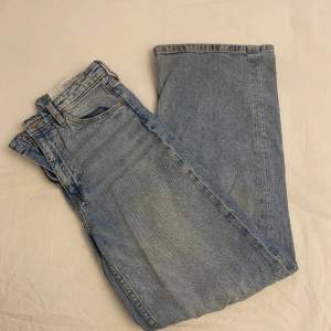 Jeans från H&M, i storlek 146.
