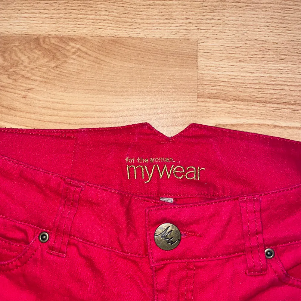 Röda byxor från mywear. Låg midja och går till anklarna, har blivit för små för mig❤️. Jeans & Byxor.