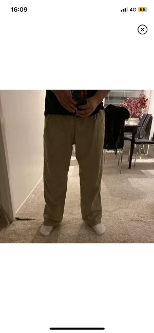 Baggy beiga jeans - Baggy beiga jeans storlek 40. 177 cm lång på bilderna
