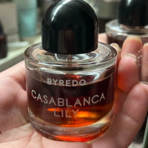 Parfym! *Byredo Casablanca Lily* - Knappt använd ny parfym från nya märket Byredo från NK, luktar väldigt starkt och fräscht definitivt värt varenda krona då ett sprut räcker hela dagen! Nypris 2900