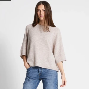 Stickad t-shirt - Den slutsålda stickade t-shirt från lager 157. Storlek M i färgen beige🤍 