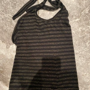 Topp stl.xs - En svart guldig topp. Perfekt för nyår! Säljer pga stor garderobrensning. Kika gärna på mina andra annonser, säljer mycket. Samfraktar gärna:) 