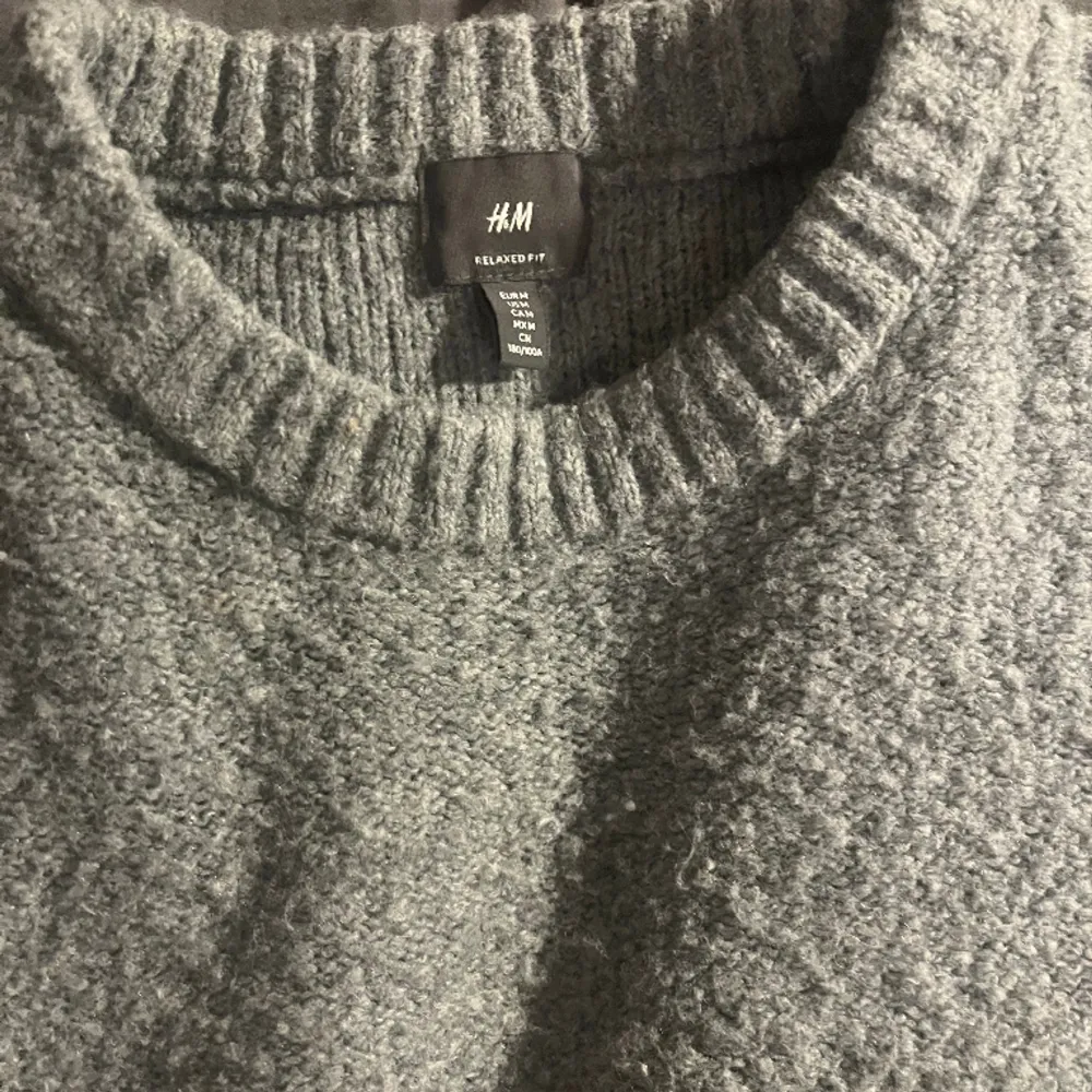 Säljer denna gråa stickade tröja från hm i storlek M (passar L). Använd ett fåtal gånger (skick 8/10). Stickat.