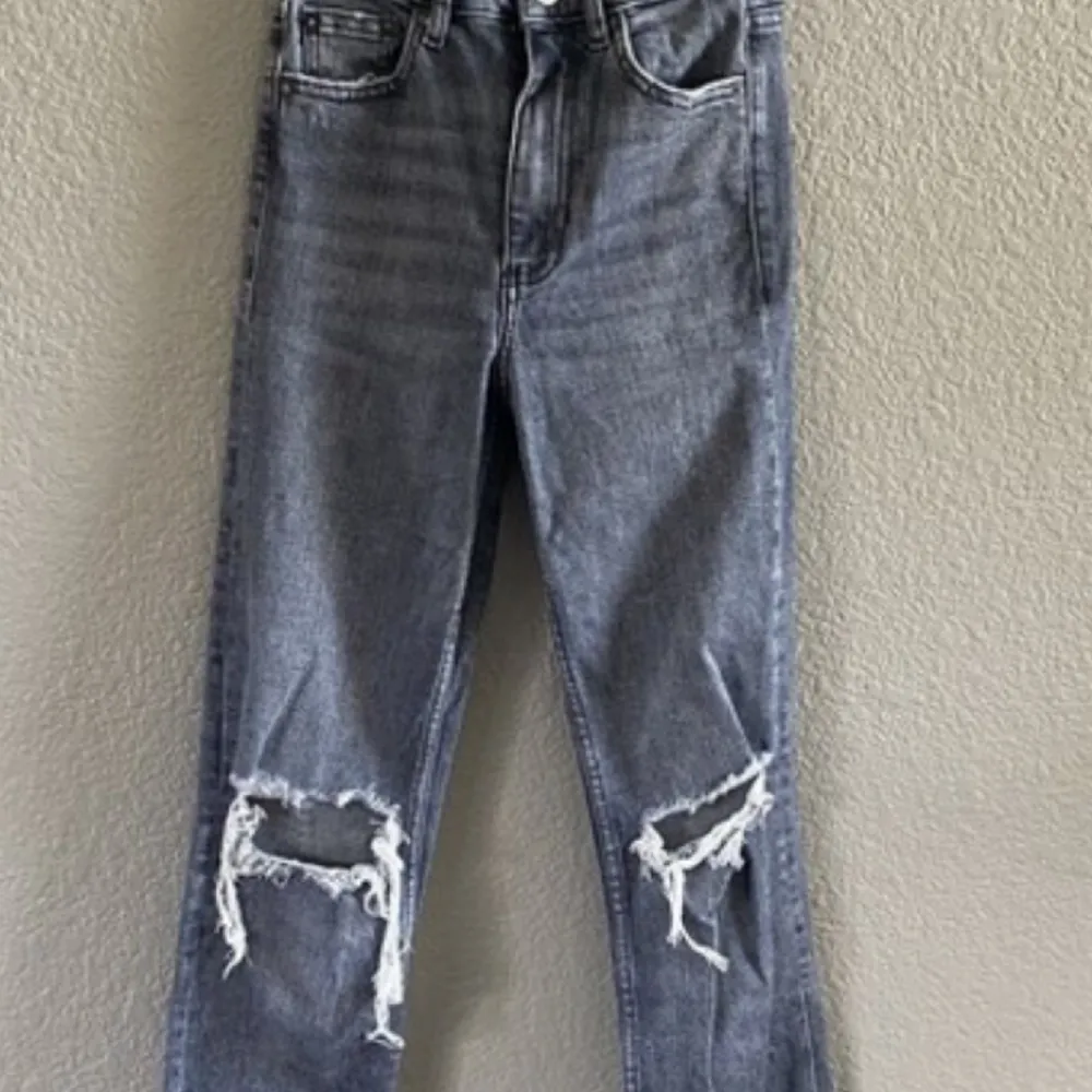 Gråa jeans från zara med hål. Säljer pga att dom inte kommer till användning. . Jeans & Byxor.