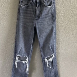 Zara jeans med slits - Gråa jeans från zara med hål. Säljer pga att dom inte kommer till användning. 