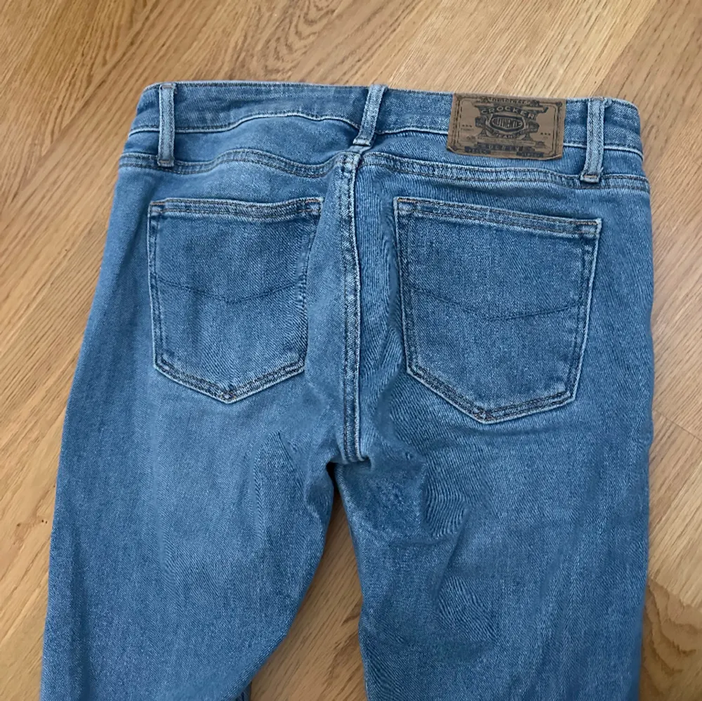 Säljer dessa utsvängda vintage crocker jeans köpta på 90-talet. Sparsamt använda men har ett hål (går att laga).. Jeans & Byxor.