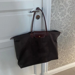 Longchamp travelbag - Supersnygg longchamp weekend väska i mörkbrun. Storlek L